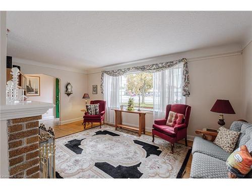 19 King George Road, Brantford, ON - Indoor Photo Showing Living Room