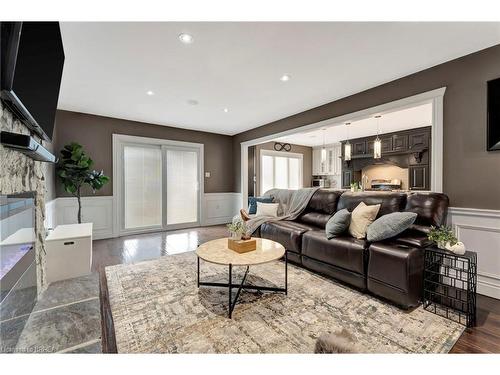 14 Federal Street, Stoney Creek, ON - Indoor Photo Showing Living Room