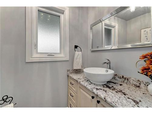 14 Federal Street, Stoney Creek, ON - Indoor Photo Showing Bathroom