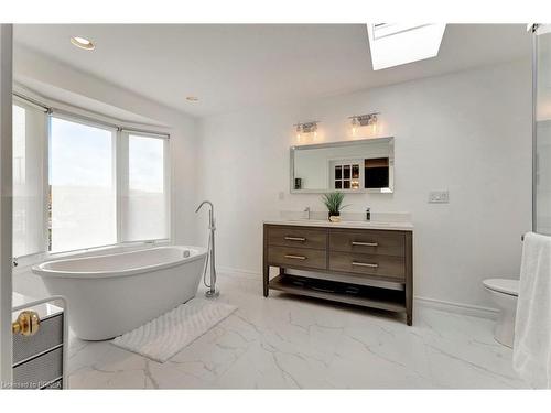 14 Federal Street, Stoney Creek, ON - Indoor Photo Showing Bathroom