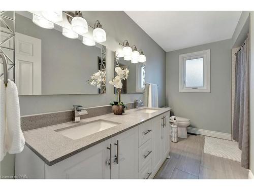 14 Federal Street, Stoney Creek, ON - Indoor Photo Showing Bathroom