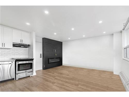 507-15 Albright Road, Hamilton, ON - Indoor Photo Showing Kitchen