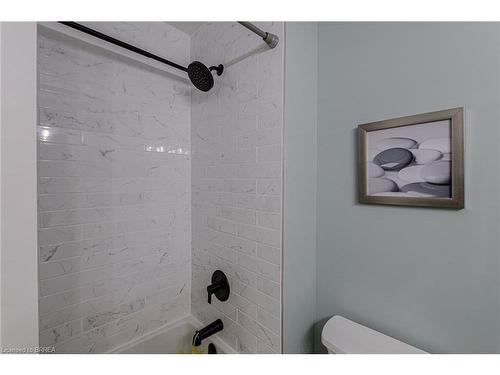 31 Irongate Drive, Paris, ON - Indoor Photo Showing Bathroom