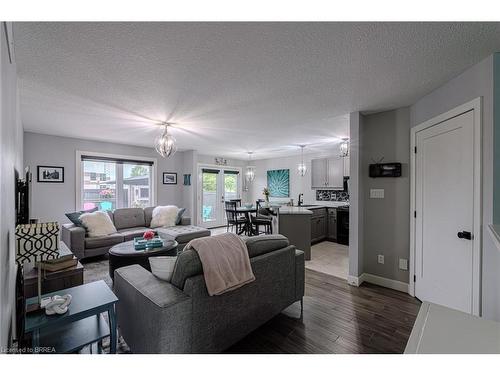 31 Irongate Drive, Paris, ON - Indoor Photo Showing Living Room