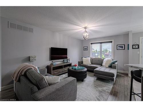 31 Irongate Drive, Paris, ON - Indoor Photo Showing Living Room