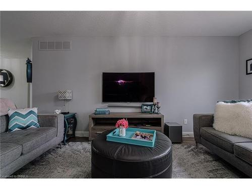 31 Irongate Drive, Paris, ON - Indoor Photo Showing Living Room