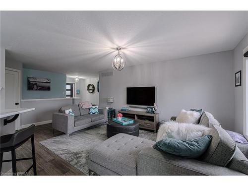 31 Irongate Drive, Paris, ON - Indoor Photo Showing Living Room