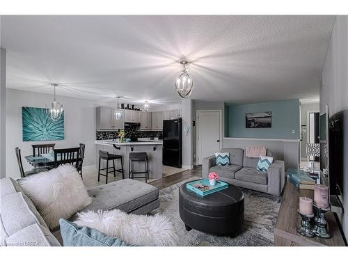 31 Irongate Drive, Paris, ON - Indoor Photo Showing Living Room