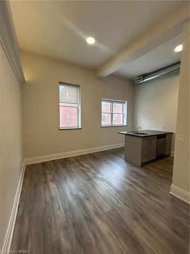 202-11 Queen Street, Brantford, ON - Indoor Photo Showing Laundry Room