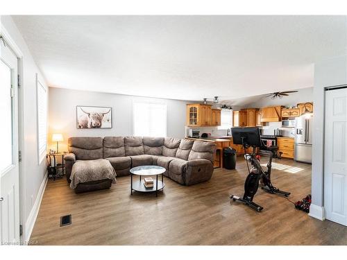 66 Leamon Street, Waterford, ON - Indoor Photo Showing Living Room