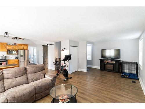 66 Leamon Street, Waterford, ON - Indoor Photo Showing Living Room