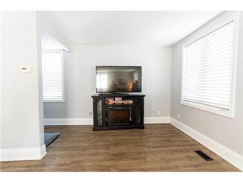 66 Leamon Street, Waterford, ON - Indoor Photo Showing Living Room