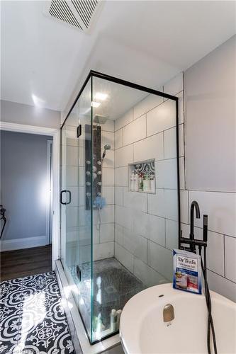 66 Leamon Street, Waterford, ON - Indoor Photo Showing Bathroom