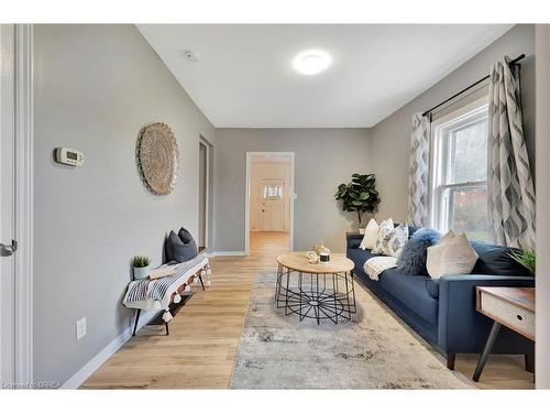 11 Rose Avenue, Brantford, ON - Indoor Photo Showing Living Room