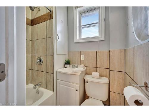 11 Rose Avenue, Brantford, ON - Indoor Photo Showing Bathroom