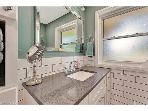 587 Mount Pleasant Road, Brantford, ON - Indoor Photo Showing Bathroom