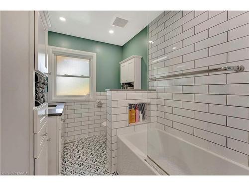 587 Mount Pleasant Road, Brantford, ON - Indoor Photo Showing Bathroom