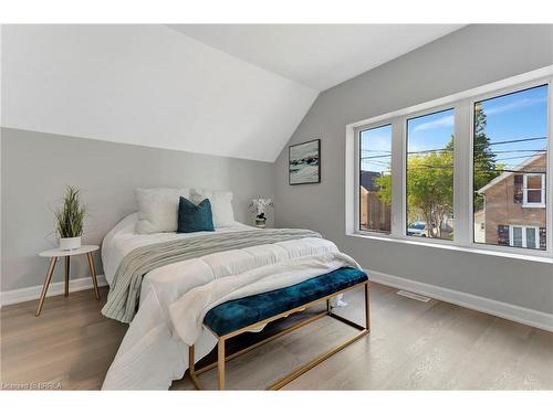 94 Superior Street, Brantford, ON - Indoor Photo Showing Bedroom