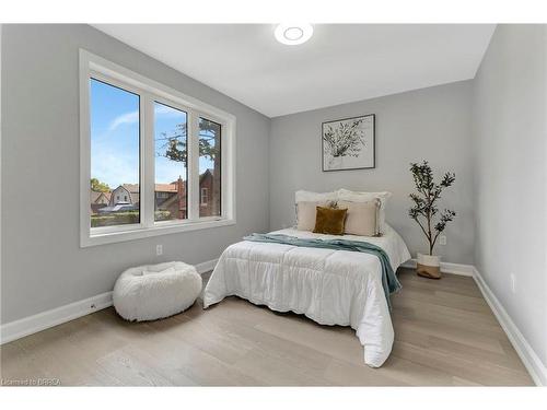 94 Superior Street, Brantford, ON - Indoor Photo Showing Bedroom