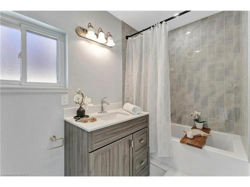 94 Superior Street, Brantford, ON - Indoor Photo Showing Bathroom