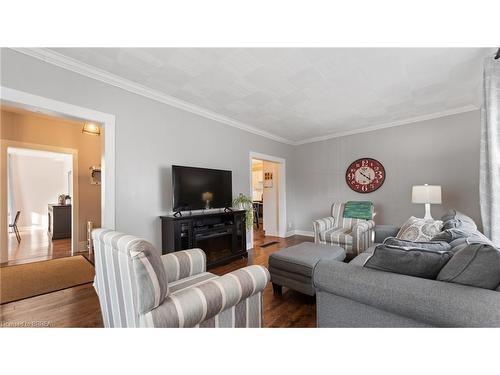 262 Oakland Road, Scotland, ON - Indoor Photo Showing Living Room