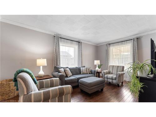 262 Oakland Road, Scotland, ON - Indoor Photo Showing Living Room