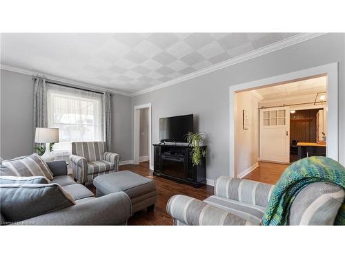 262 Oakland Road, Scotland, ON - Indoor Photo Showing Living Room