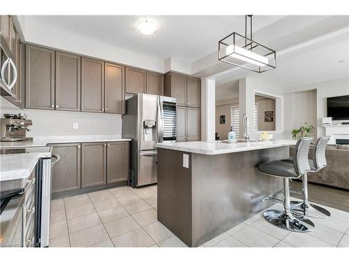 95 Munro Circle, Brantford, ON - Indoor Photo Showing Kitchen With Upgraded Kitchen