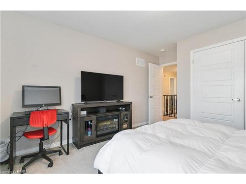 95 Munro Circle, Brantford, ON - Indoor Photo Showing Bedroom