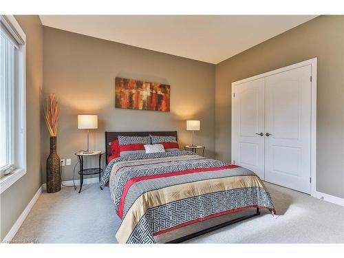 11 Tucker Street, Thorold, ON - Indoor Photo Showing Bedroom