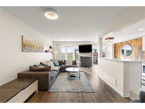 22 Fairhaven Drive, Hamilton, ON - Indoor Photo Showing Living Room