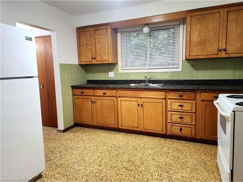 Upper-131 Baldwin Avenue, Brantford, ON - Indoor Photo Showing Kitchen With Double Sink