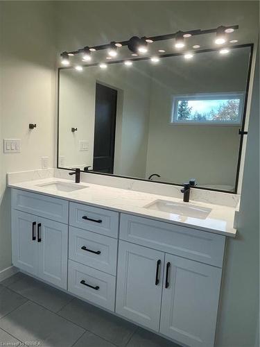 3985B Milton Street, Shakespeare, ON - Indoor Photo Showing Bathroom