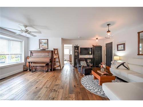 9 Kiwanis Avenue, Port Dover, ON - Indoor Photo Showing Living Room