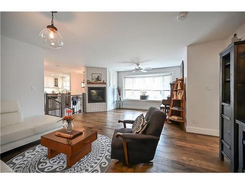 9 Kiwanis Avenue, Port Dover, ON - Indoor Photo Showing Living Room