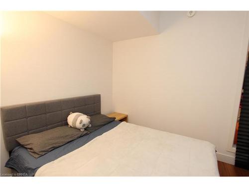 402-1 Wellington Street, Brantford, ON - Indoor Photo Showing Bedroom