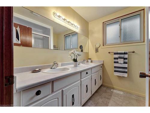 9 Rollingwood Crescent, Brantford, ON - Indoor Photo Showing Bathroom