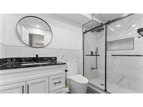 Lower-203 Brantwood Park Road, Brantford, ON - Indoor Photo Showing Bathroom