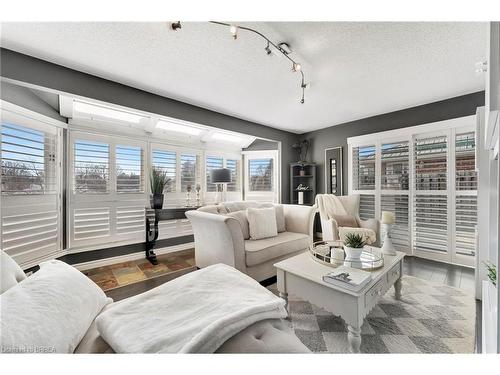 924 Union Street, Kitchener, ON - Indoor Photo Showing Living Room