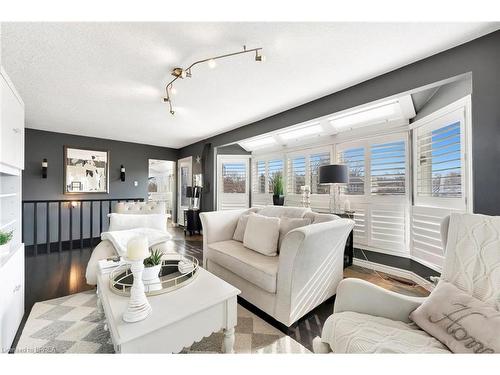 924 Union Street, Kitchener, ON - Indoor Photo Showing Living Room