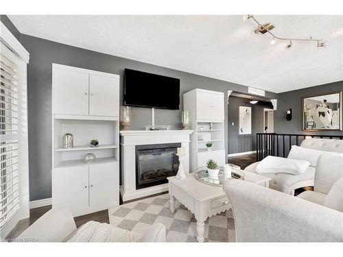 924 Union Street, Kitchener, ON - Indoor Photo Showing Living Room With Fireplace