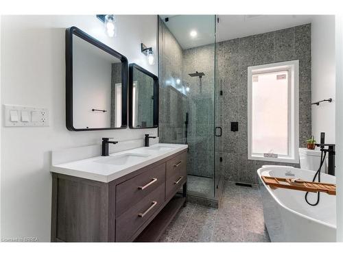 50 Ontario Street, Brantford, ON - Indoor Photo Showing Bathroom