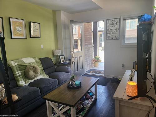 54-575 Woodward Avenue, Hamilton, ON - Indoor Photo Showing Living Room