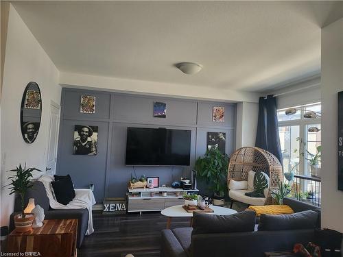 54-575 Woodward Avenue, Hamilton, ON - Indoor Photo Showing Living Room