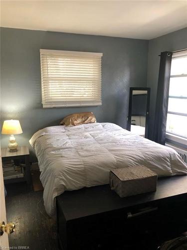 32 Dundas Street E, Brantford, ON - Indoor Photo Showing Bedroom