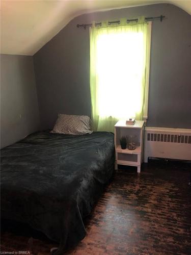 32 Dundas Street E, Brantford, ON - Indoor Photo Showing Bedroom