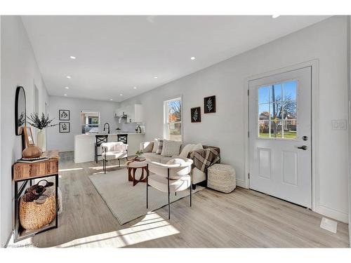 15 Gordon Street, Brantford, ON - Indoor Photo Showing Living Room