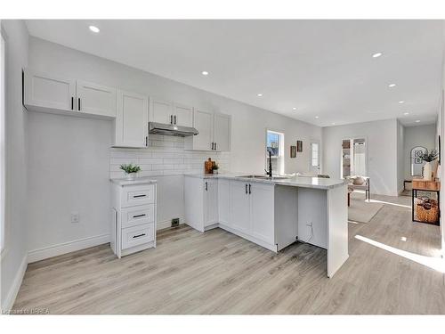 15 Gordon Street, Brantford, ON - Indoor Photo Showing Kitchen With Upgraded Kitchen