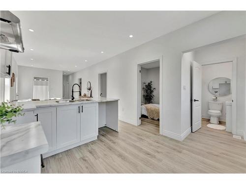 15 Gordon Street, Brantford, ON - Indoor Photo Showing Bathroom