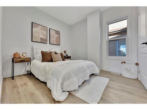 15 Gordon Street, Brantford, ON - Indoor Photo Showing Bedroom